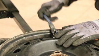都市間で異なる自動車等関係費の実態と今後の動向を徹底解説