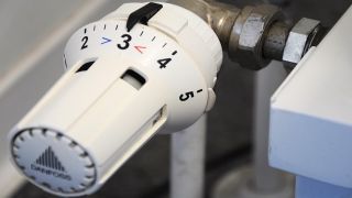 無職世帯の光熱・水道費の推移と地域差：節約と高齢化が支出に与える影響