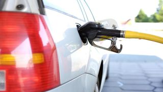無職世帯の自動車関係費、地方で急増・都市で減少の理由と今後